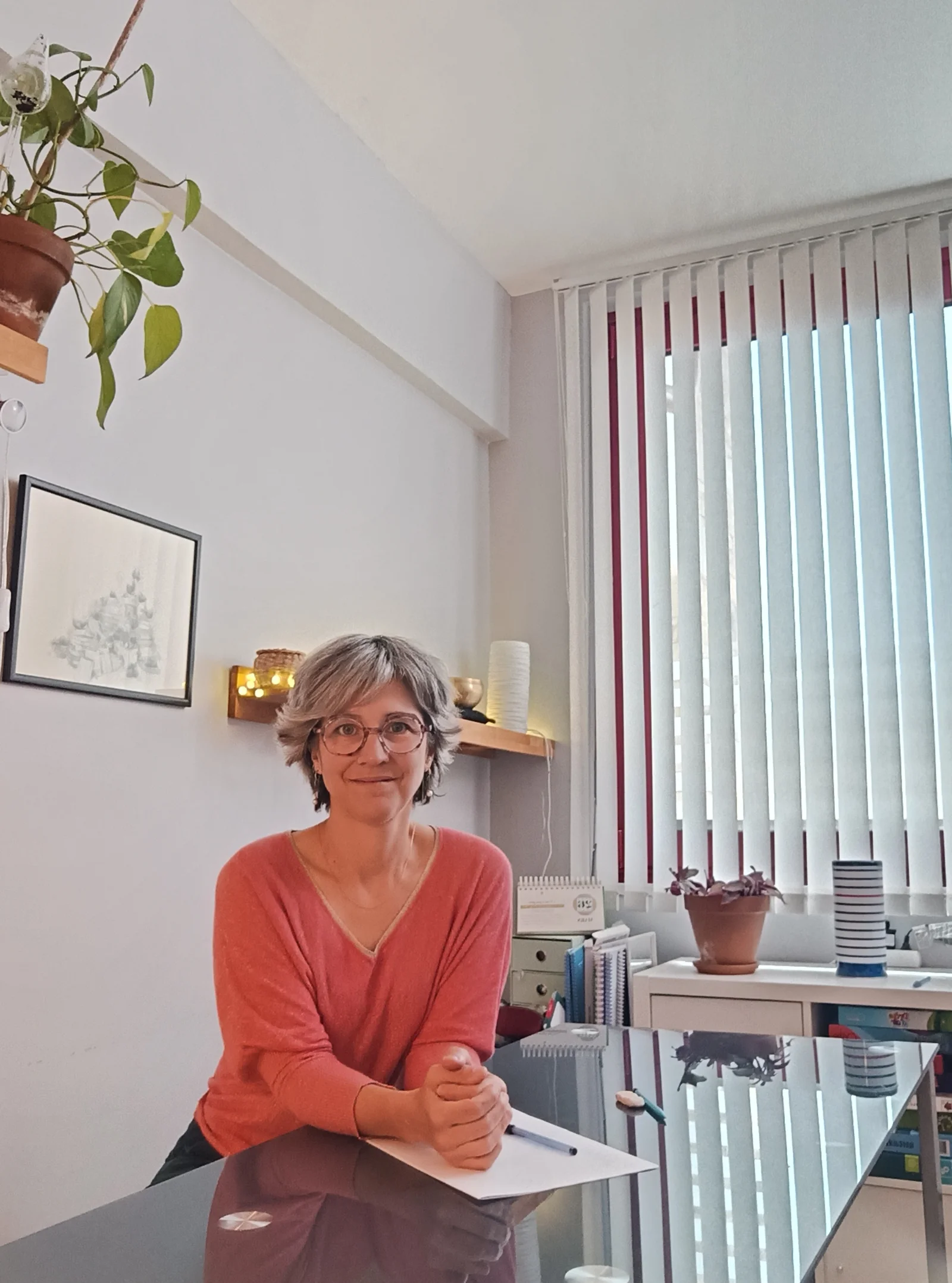 Julie Demarquez, Psycho-nutritionniste Ascain dans son espace de consultation.